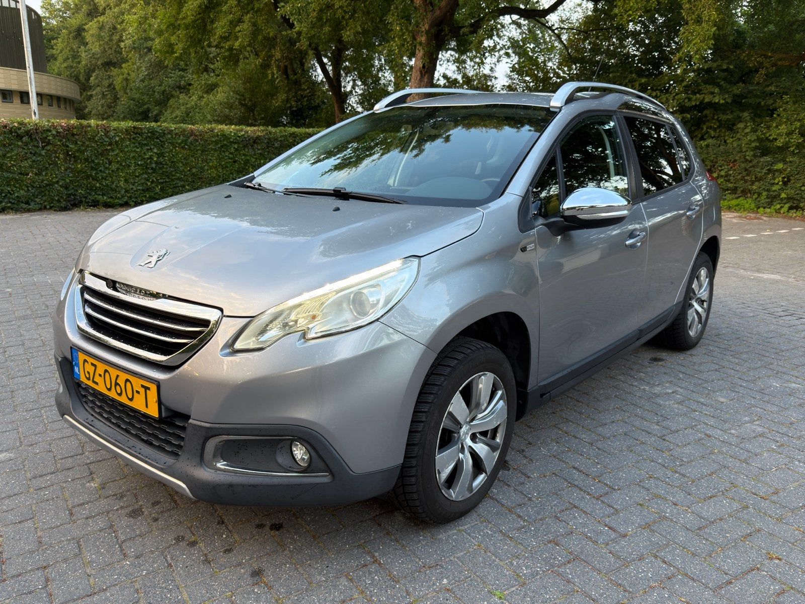 Peugeot 2008 110pk 2015 Grijs | Trekhaak | All Season Banden, Stof, Euro 6, 1270 kg, 49 €/maand