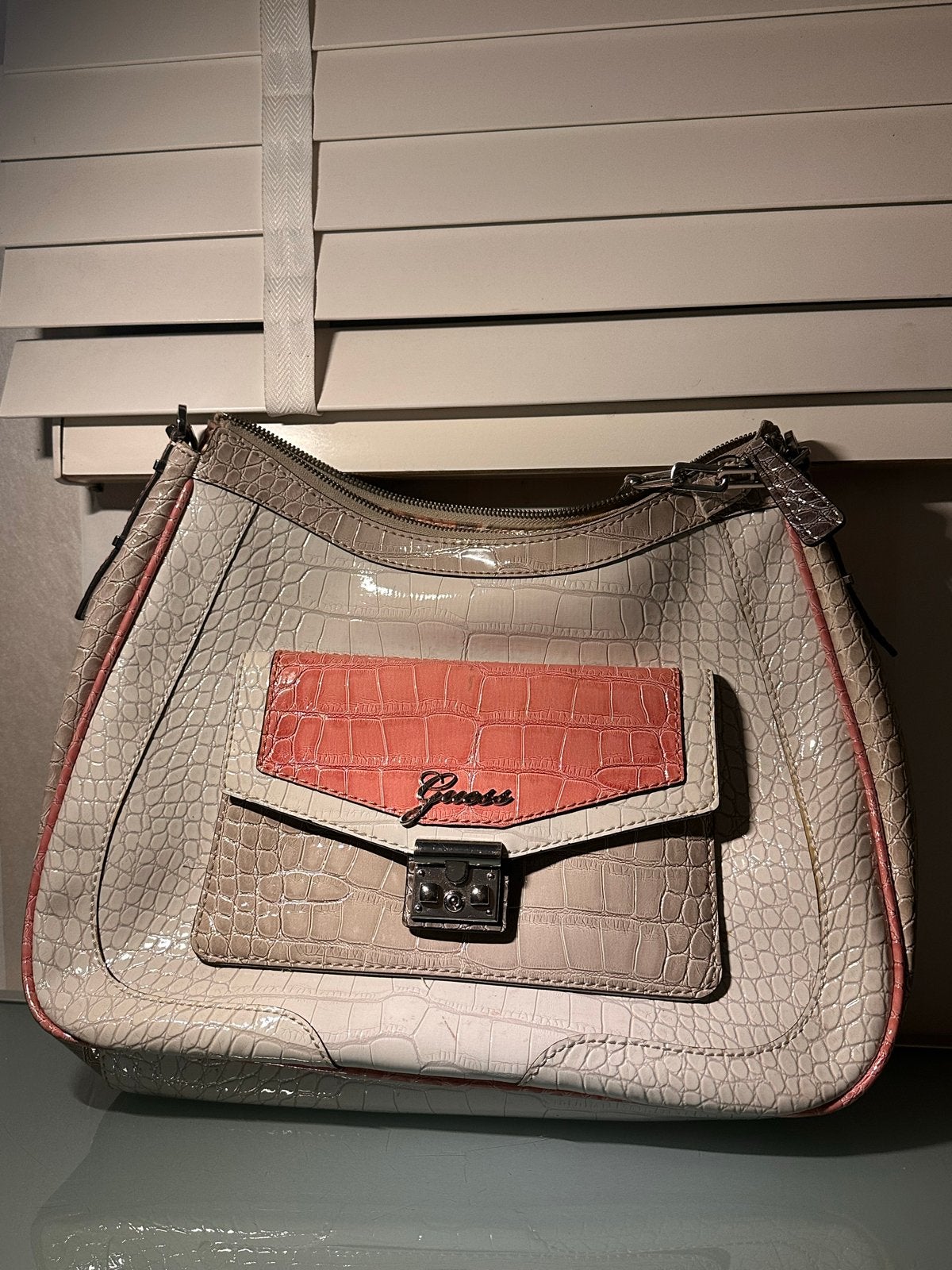 Vintage Guess Tas Y2K Stijl - Crème/Roze Croco-Look, Ophalen of Verzenden, Gebruikt, Overige kleuren, Schoudertasje