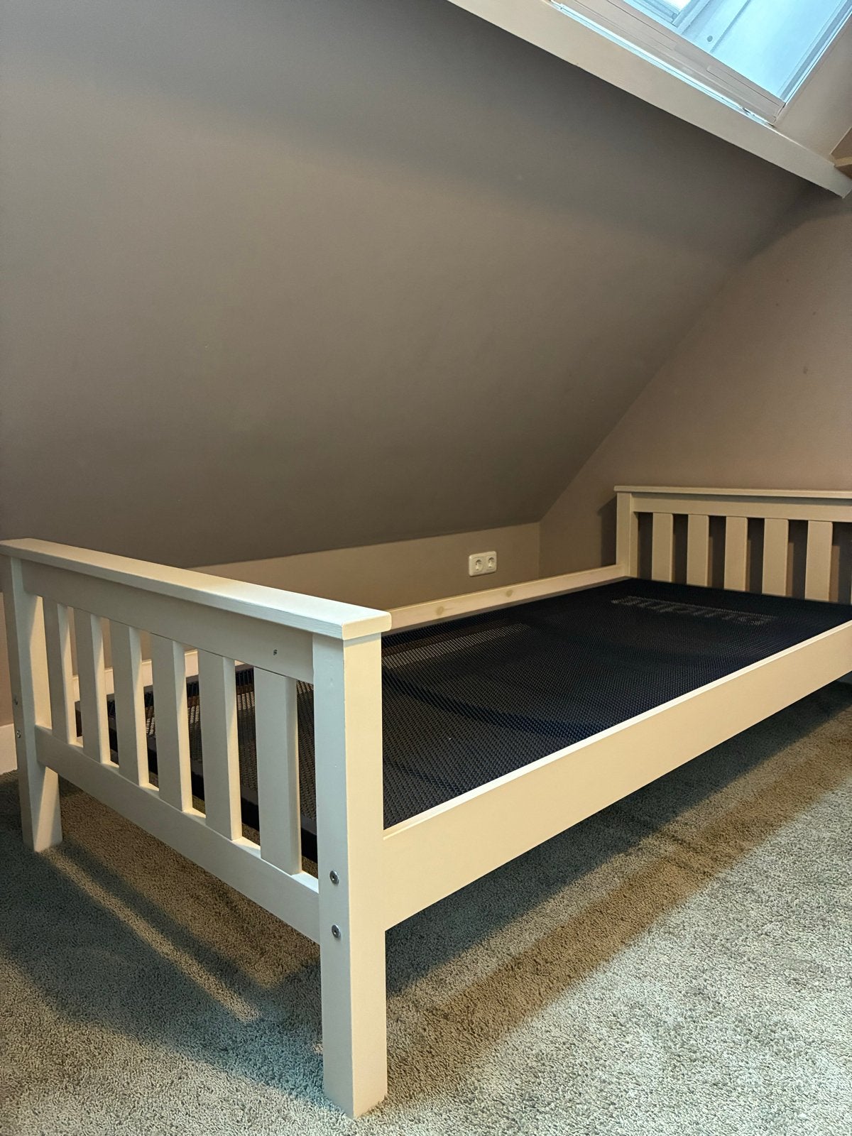 Laag eenpersoonsbedmet lades - geschilderd houten bed, Ophalen, Gebruikt, 90 cm, Eenpersoons