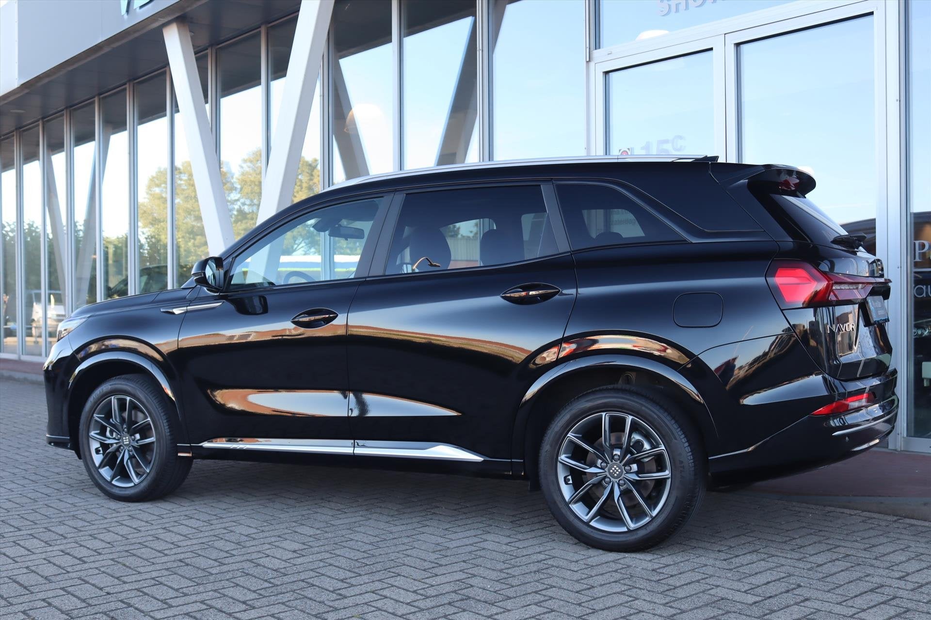 Dfsk E5 1.5 PHEV AUTOMAAT 7 PERS. Panodak | Navi Carplay | W, Automaat, 4 cilinders, Zwart, Bedrijf