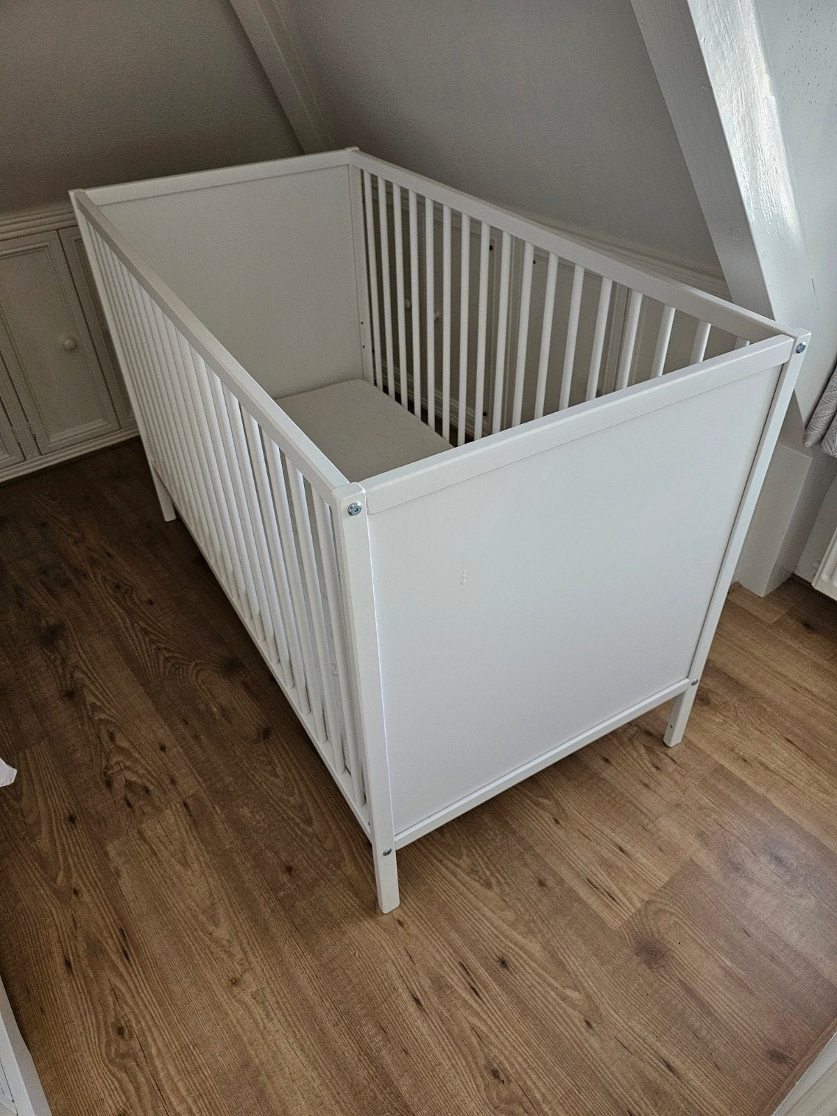 Wit ledikantje met verstelbare bodem., Kinderen en Baby's, Ophalen, Zo goed als nieuw, Ledikant