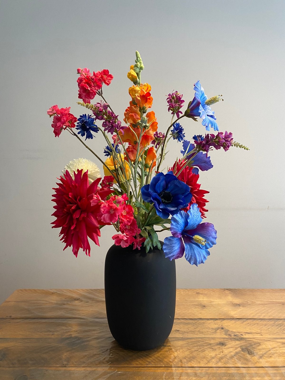 Prachtig Boeket Kunstbloemen in Zwarte Vaas, Ophalen, Zo goed als nieuw, Overige kleuren, Kunststof