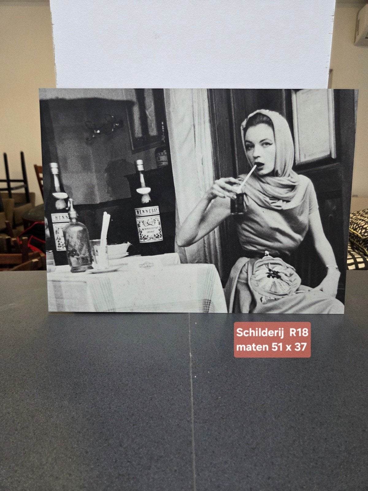 Vintage Zwart-Wit Foto: Dame met Drankje (51x37 cm), Ophalen