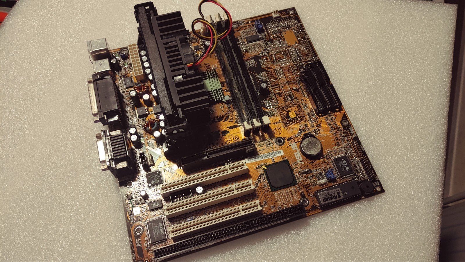 Asus P2B VM  / PIII 650 / 256MB / ESS Solo 1 /GF2 MX200, Ophalen of Verzenden