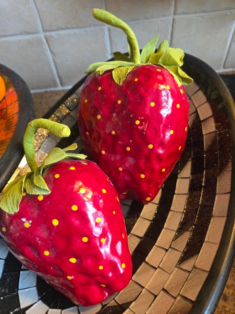 2 Grote Aardbeien, Ophalen of Verzenden, Zo goed als nieuw