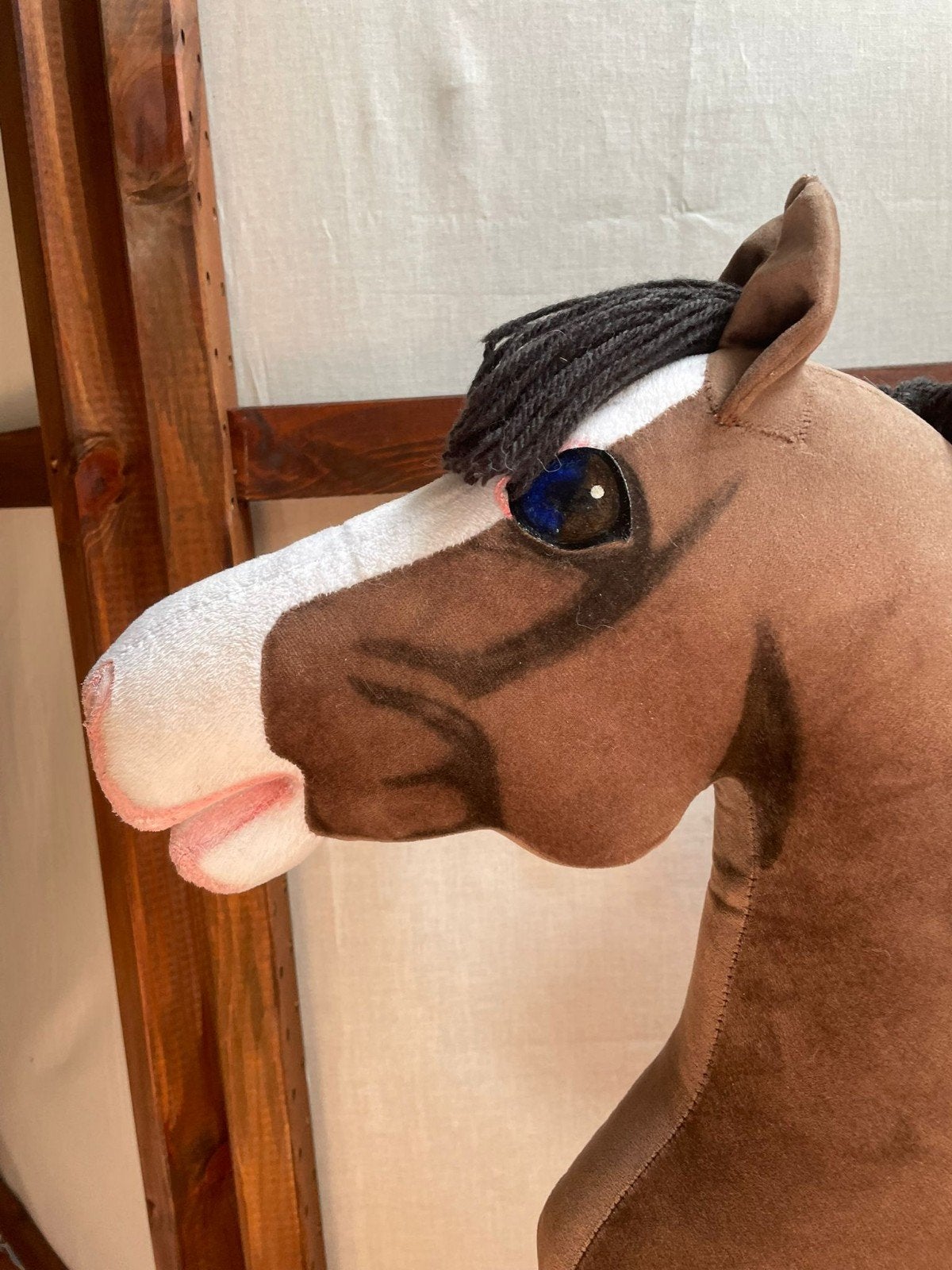Bruine hobby horse met bles en blauwe/bruine ogen, Ophalen, Nieuw