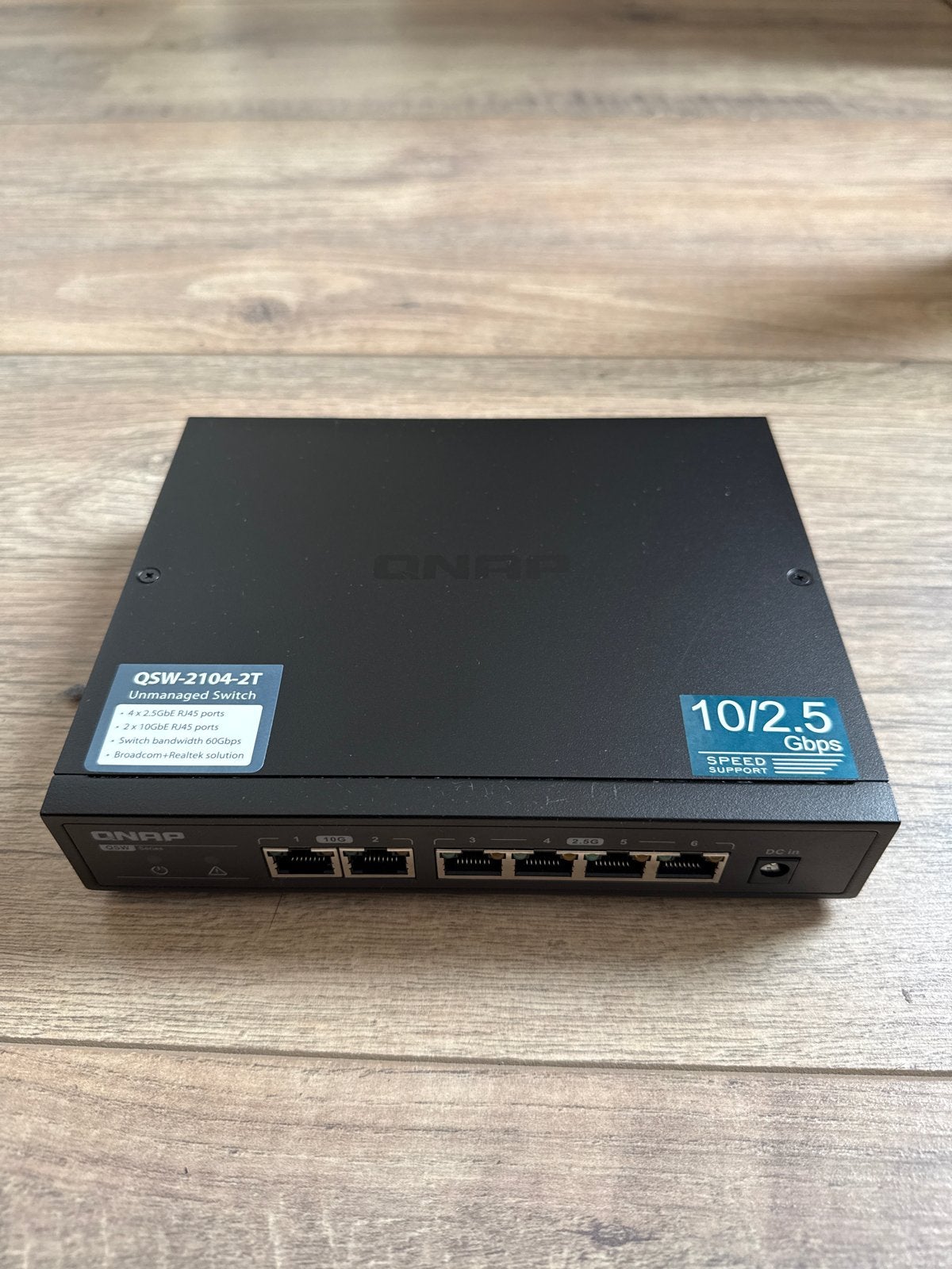 QNAP QSW-2104-2T 10GbE/2.5GbE Fanless Switch (2 stuks), Ophalen of Verzenden, Gebruikt