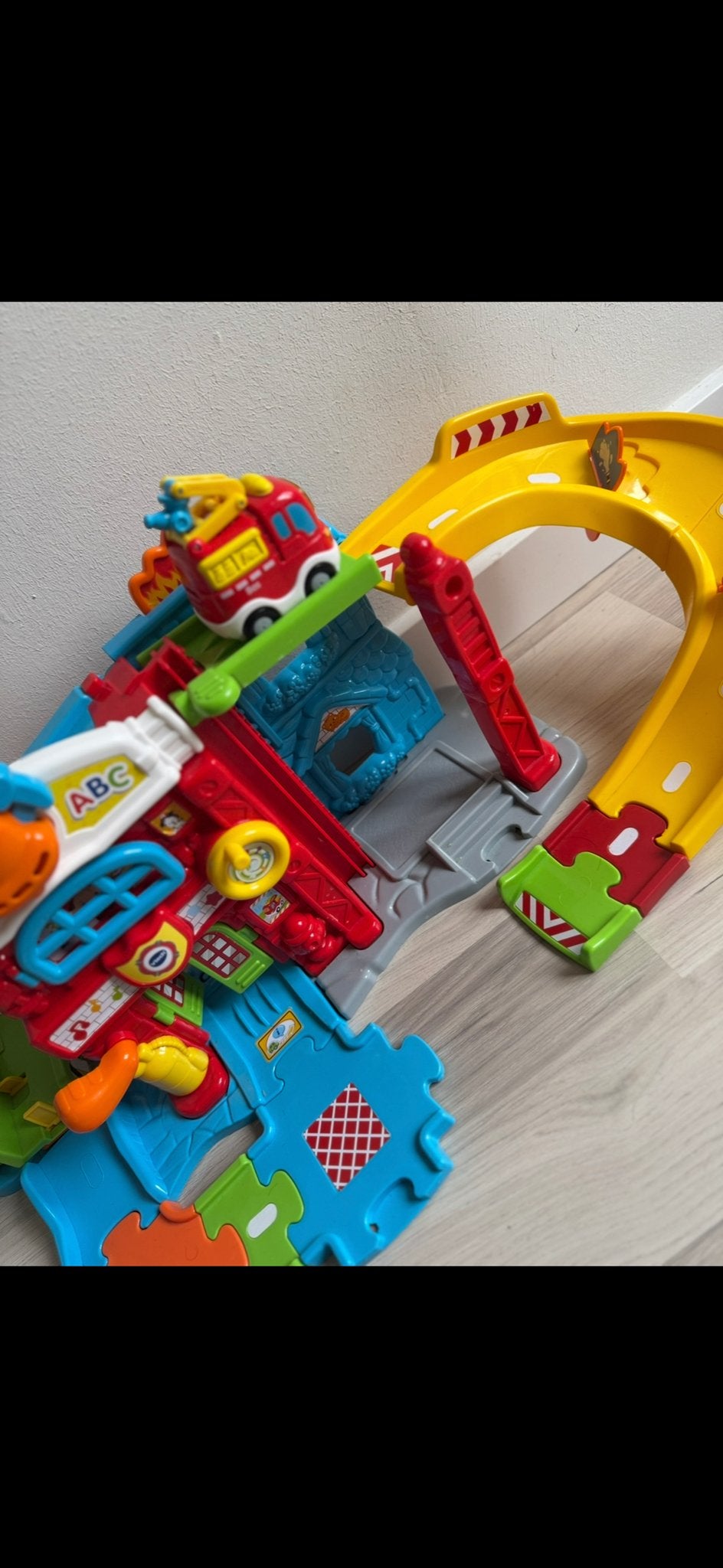 Vtech brandweerkazerne met brandweerauto (helikopter defect), Ophalen of Verzenden, Gebruikt, Elektronica, Met geluid