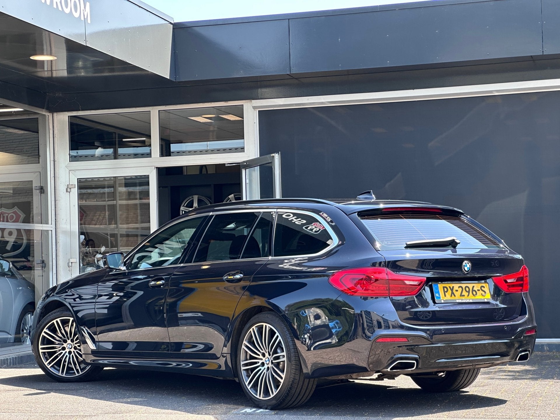 BMW 5-serie Touring 520i High Executive M-SPORT / PANO / MEM, Auto's, 1998 cc, Achterwielaandrijving, Gebruikt, 4 cilinders