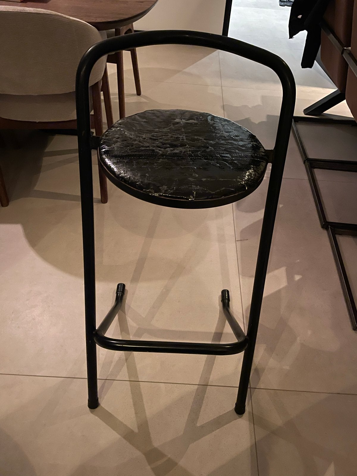 Zwarte barkruk met metalen frame, Ophalen, Gebruikt, Met voetsteun, Leer