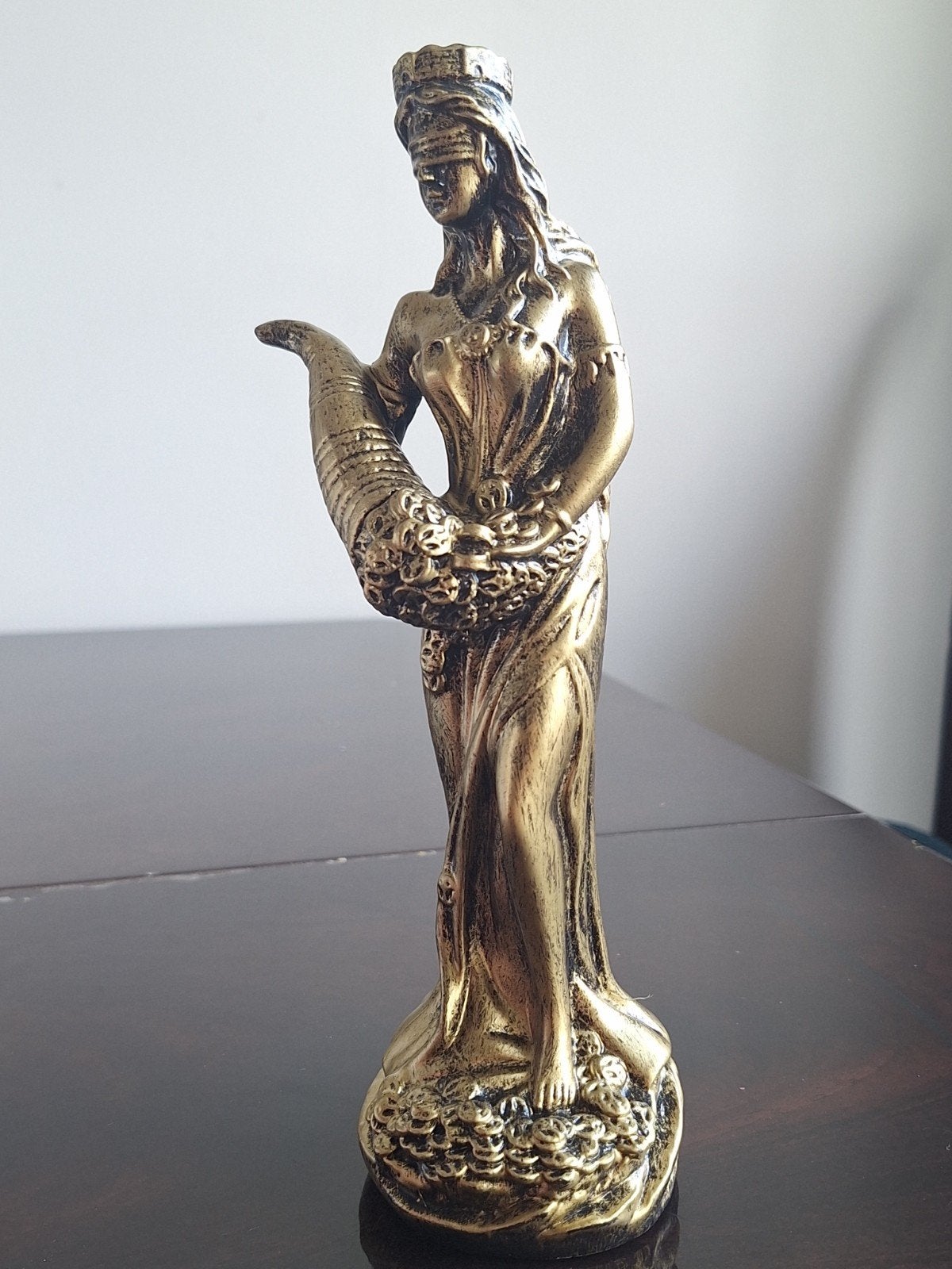 Gouden Vrouwenbeeld met Hoorn des Overvloeds, Overige materialen, Ophalen of Verzenden, Goud, Klassiek