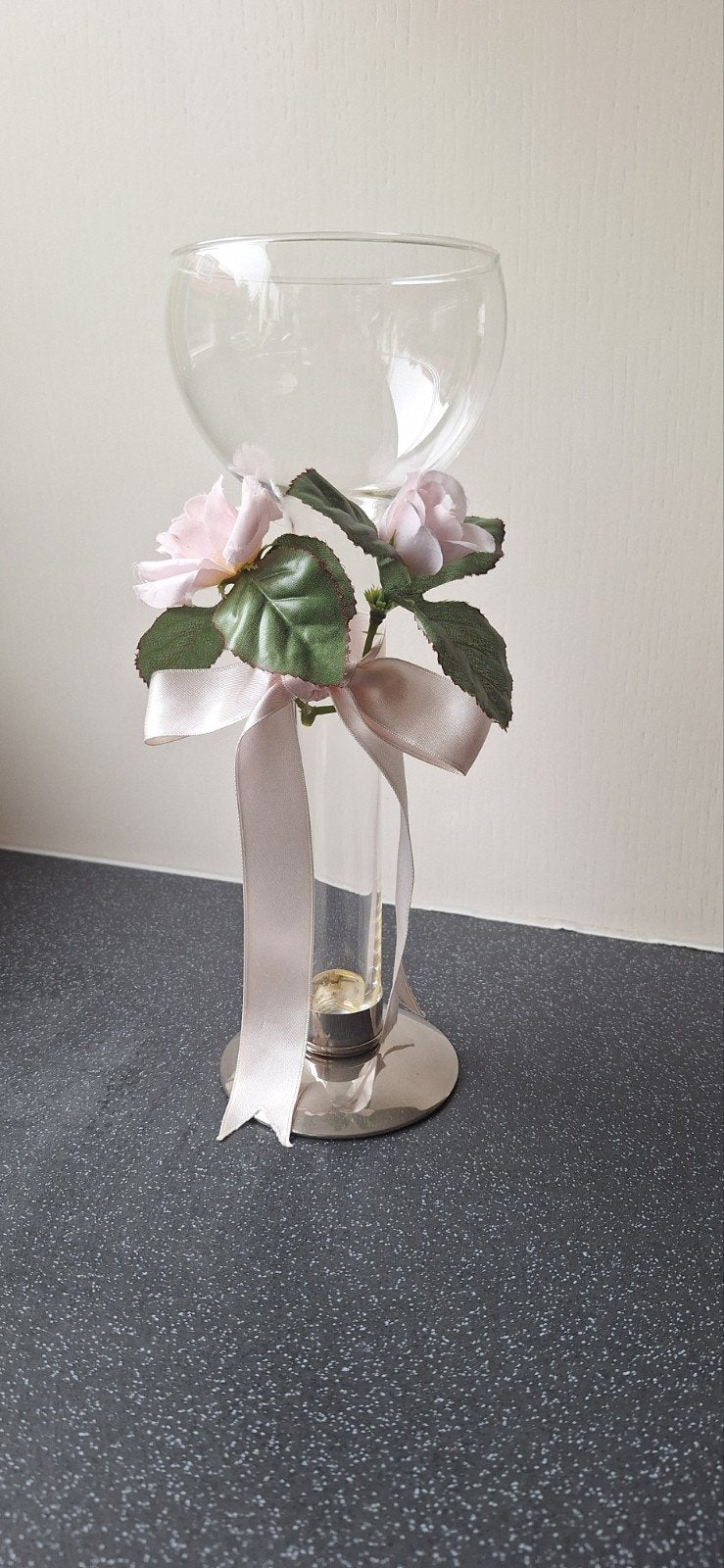 Glazen decoratie/bruidsglas met roze rozen & metalen voet, Transparant, Inclusief decoratie, Ophalen of Verzenden, Glas