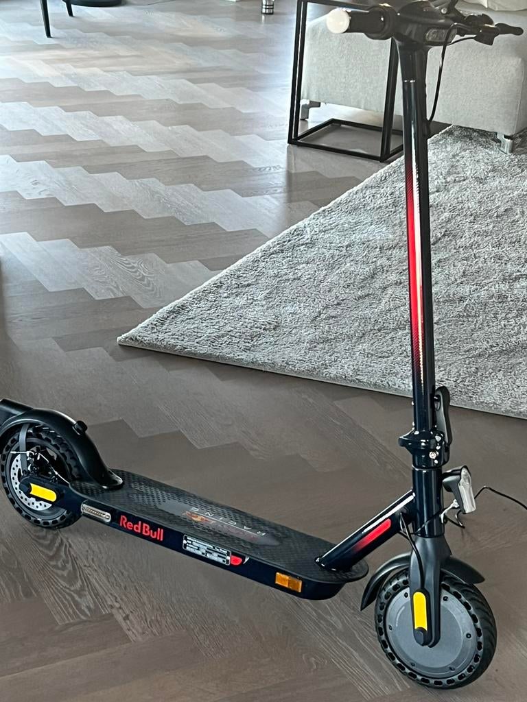RED BULL eStep RD R10 85-75 RS, Ophalen, Zo goed als nieuw, Elektrische step (E-scooter)