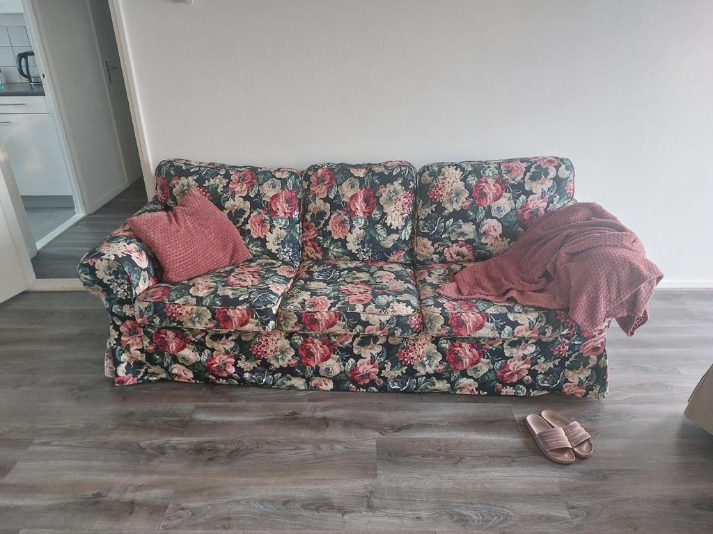 “IKEA EKTORP 3-zitsbank – Bloemetjes, topstaat & super comfy, Ophalen, Driepersoons, 75 tot 100 cm, Zo goed als nieuw