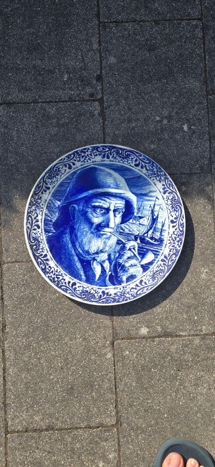Delfts blauw decoratief bord met visser en schepen, Ophalen
