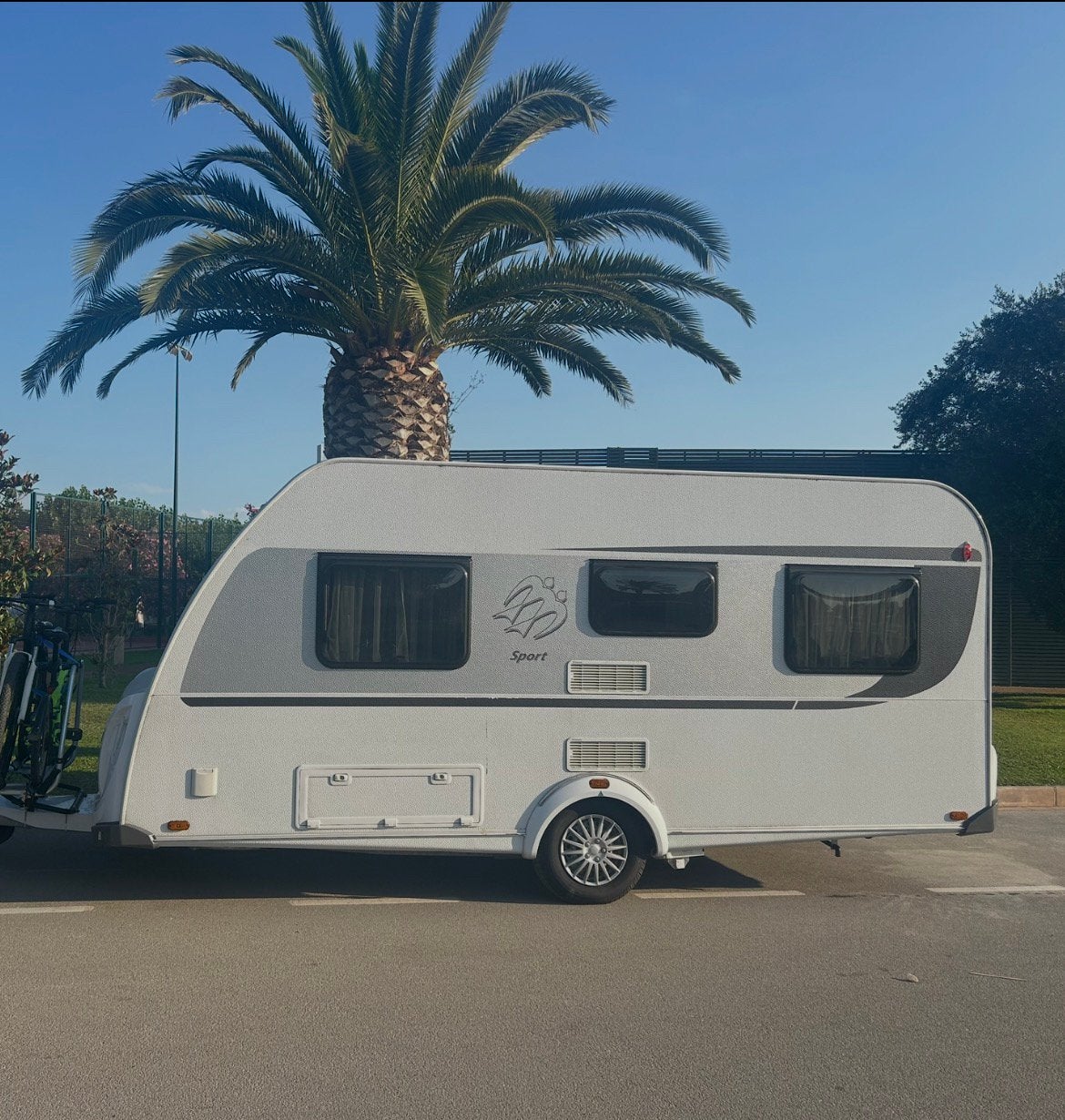 Knaus 450 Sport 2015 met mover (beschikbaar 6 aug), Caravans en Kamperen, Caravans, Mover, Rondzit, Frans bed, Particulier