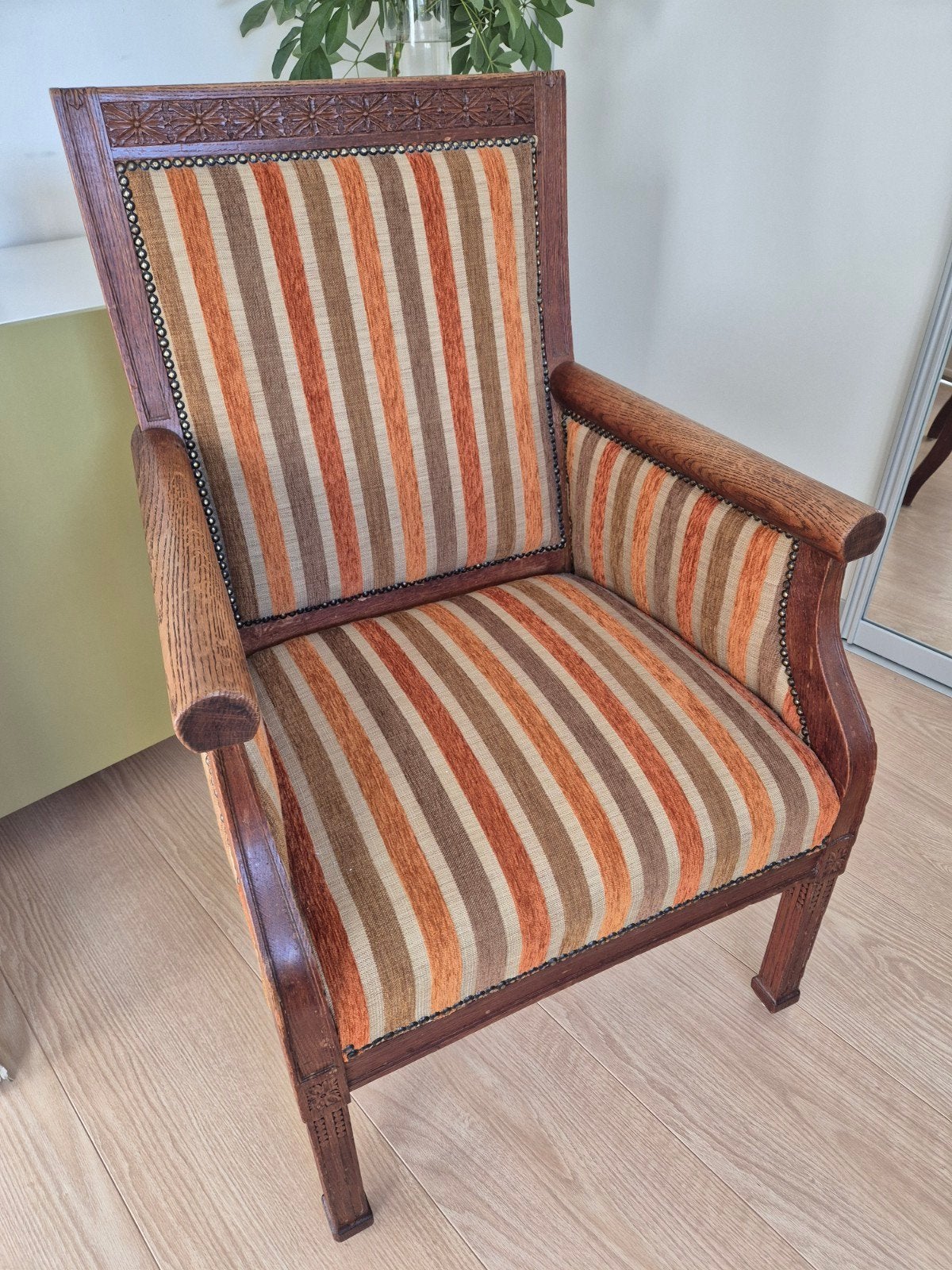 Antieke houten fauteuil met vernieuwde velours bekleding.
De, Ophalen