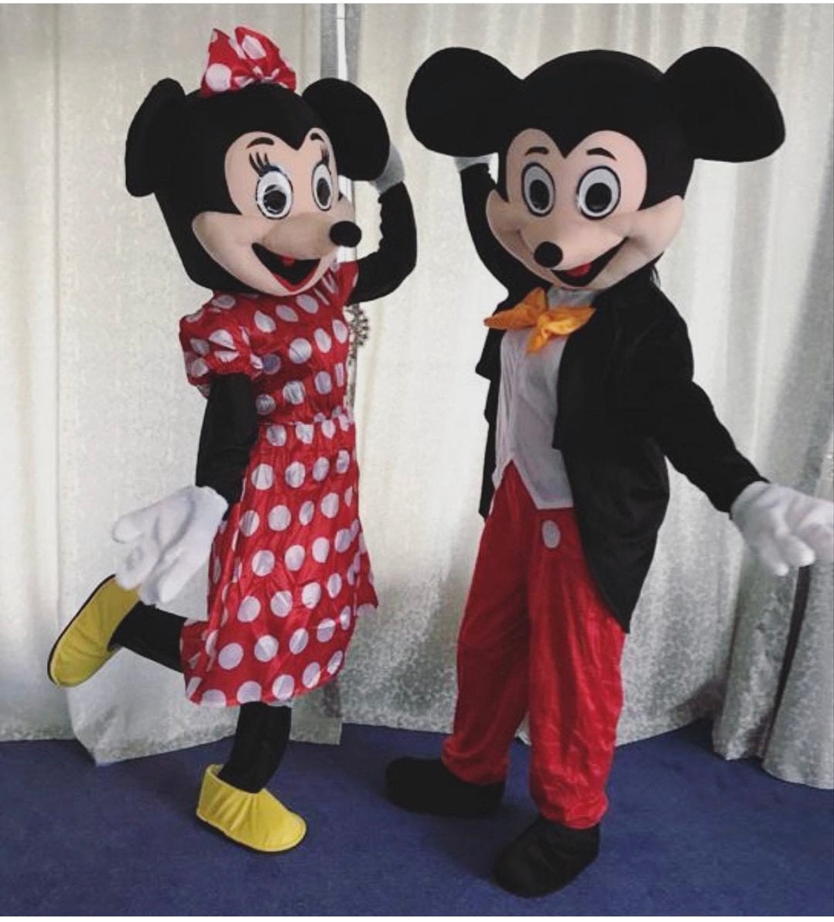 TE HUUR minnie mouse en mickey mouse kostuum, Hobby en Vrije tijd, Feestartikelen | Verhuur, Ophalen, Verjaardag