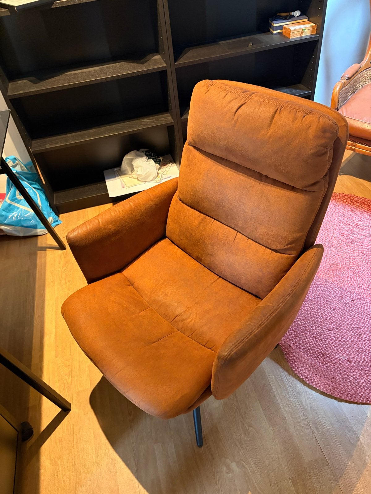 Leren fauteuil, Ophalen
