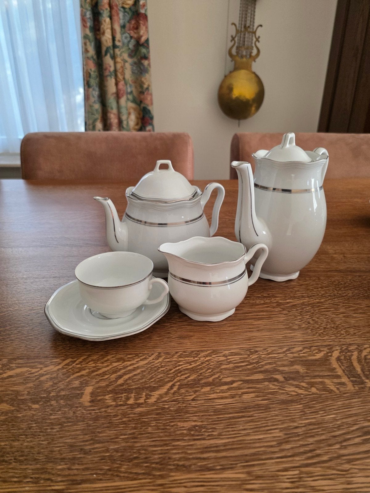 Elegant wit servies met zilveren rand, Huis en Inrichting, Keuken | Servies, Ophalen, Klassiek, Zo goed als nieuw, Porselein