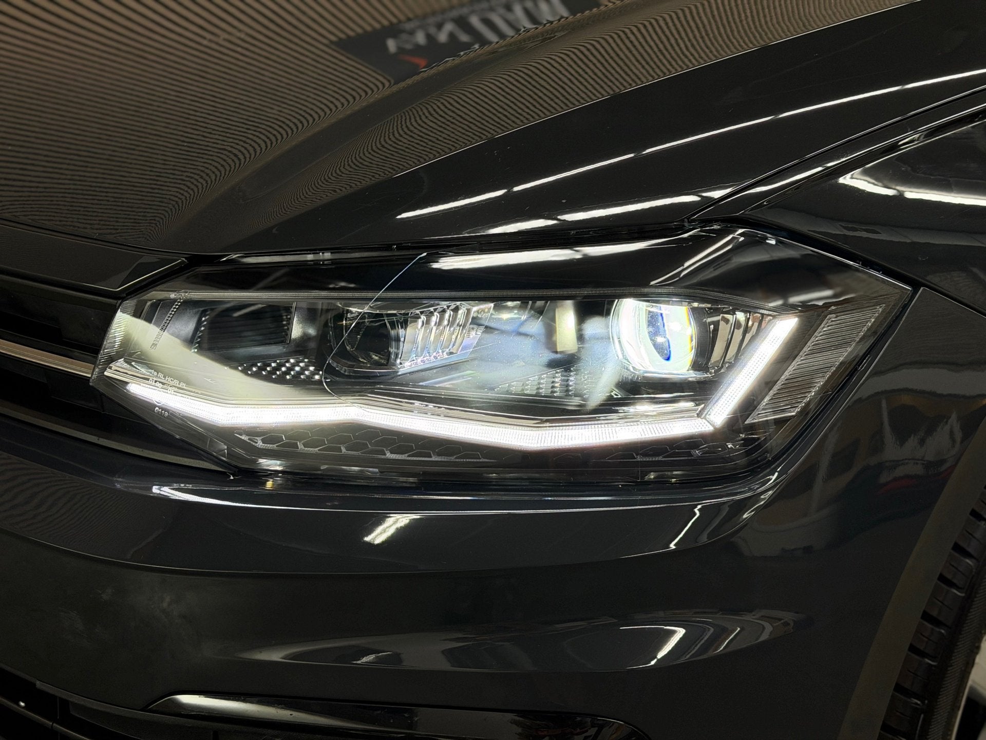 Volkswagen Polo 1.6 TDI R-Line 2018 DSG LED VIRTUAL TREKHAAK, Auto's, 1203 kg, Gebruikt, Alcantara, 1100 kg