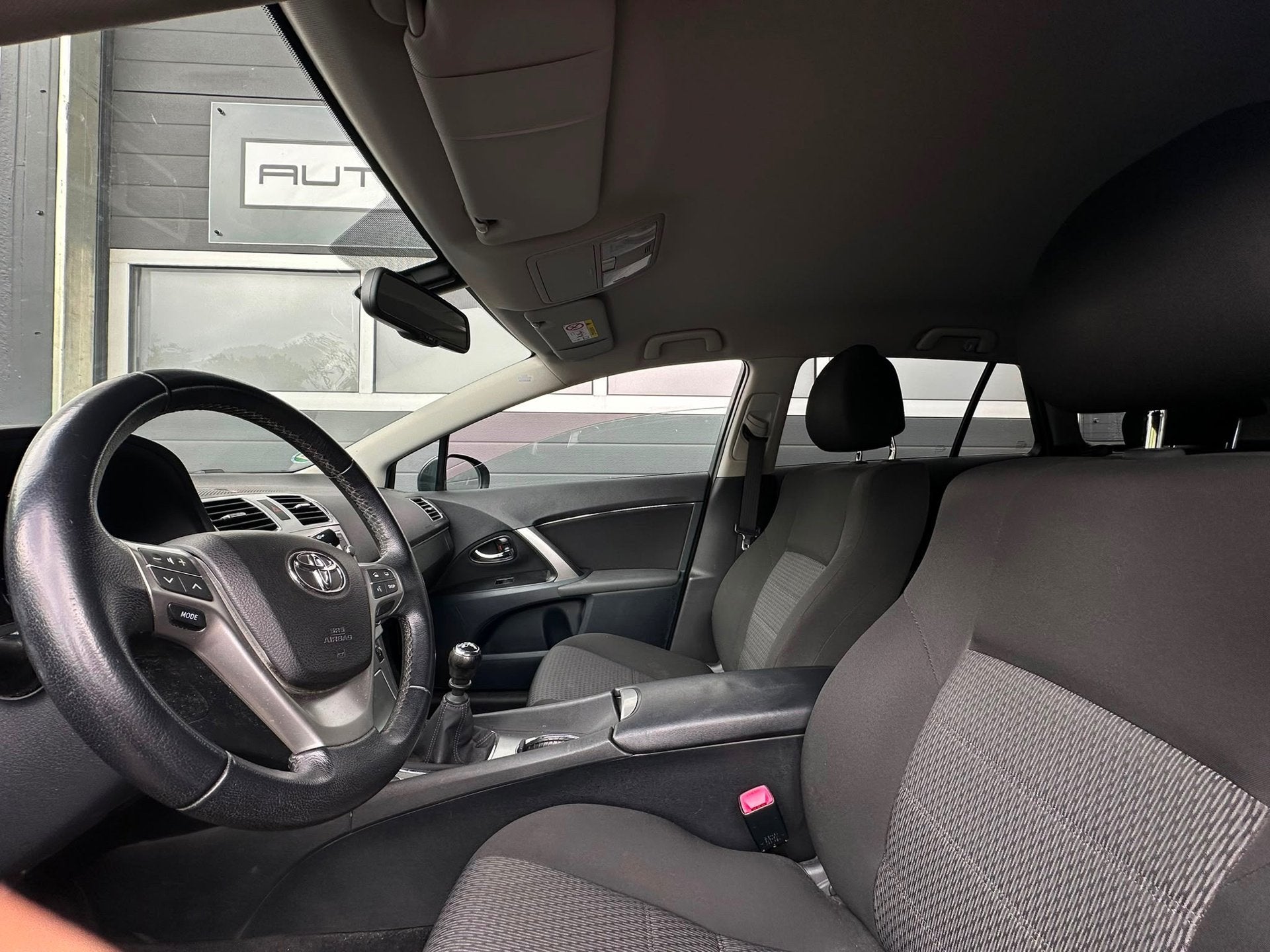 Toyota Avensis Wagon 1.8 VVTi Dynamic I AIRCO I STOELVERW I, Voorwielaandrijving, 4 cilinders, Zwart, Origineel Nederlands