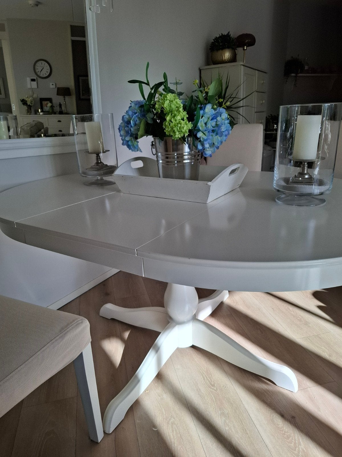 Witte uitschuifbare eettafel met centrale poot