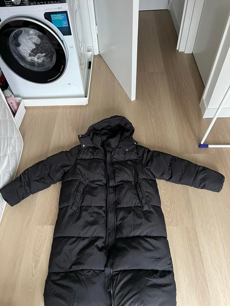 Zwarte lange gewatteerde jas H&M Divided Maat M, Ophalen of Verzenden, Zo goed als nieuw, Maat 38/40 (M), Zwart