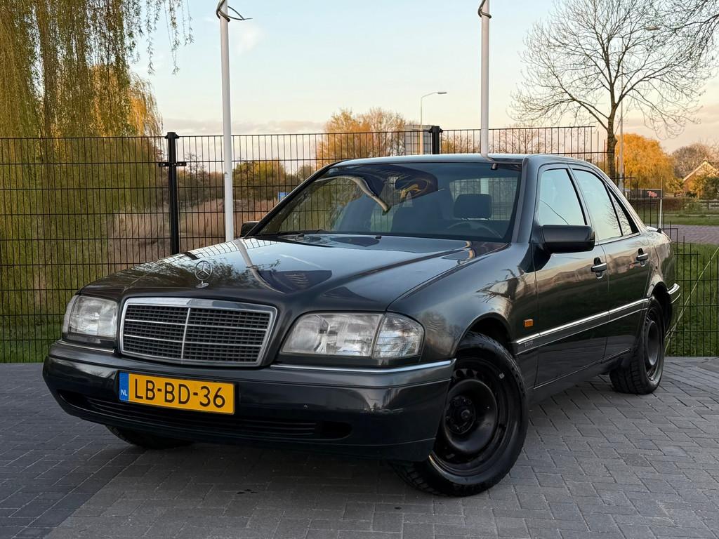 Mercedes-Benz C-klasse 180 Sport W202 AUT / TREKHAAK / NAP, Auto's, Mercedes-Benz, Automaat, Gebruikt, Zwart, 4 cilinders