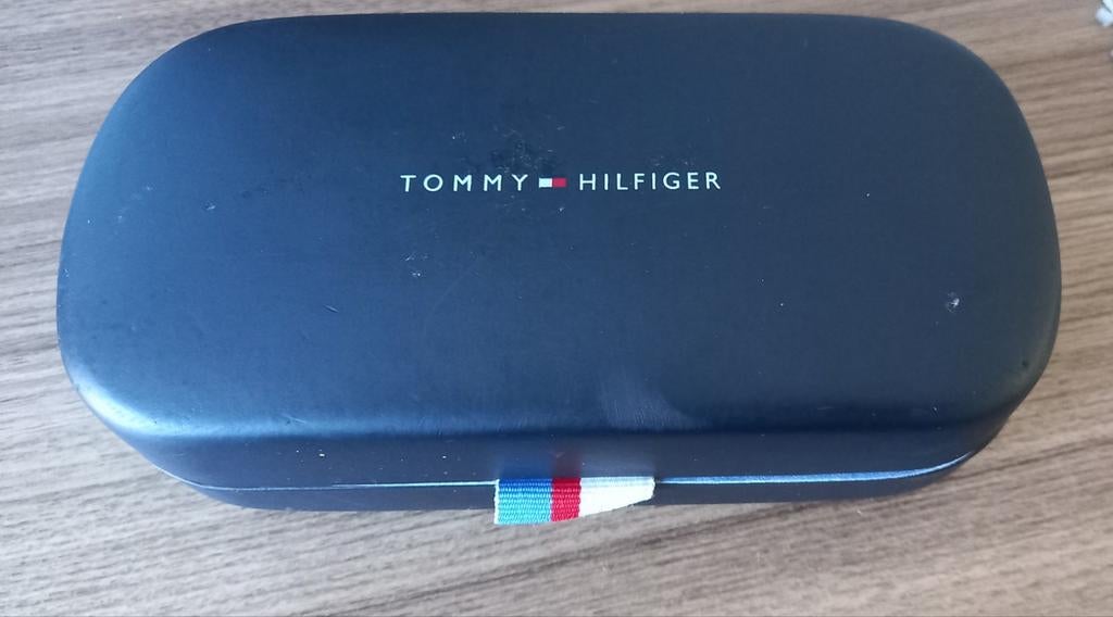 Tommy Hilfiger Zonnebril met Bruine Montuur en Hoesje, Overige merken, Gebruikt, Zonnebril, Bruin