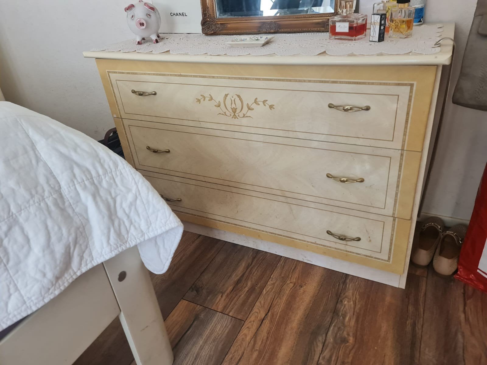 Crèmekleurige ladekast met 3 laden en gouden details, Ophalen, Gebruikt, 100 tot 150 cm, 3 of 4 laden