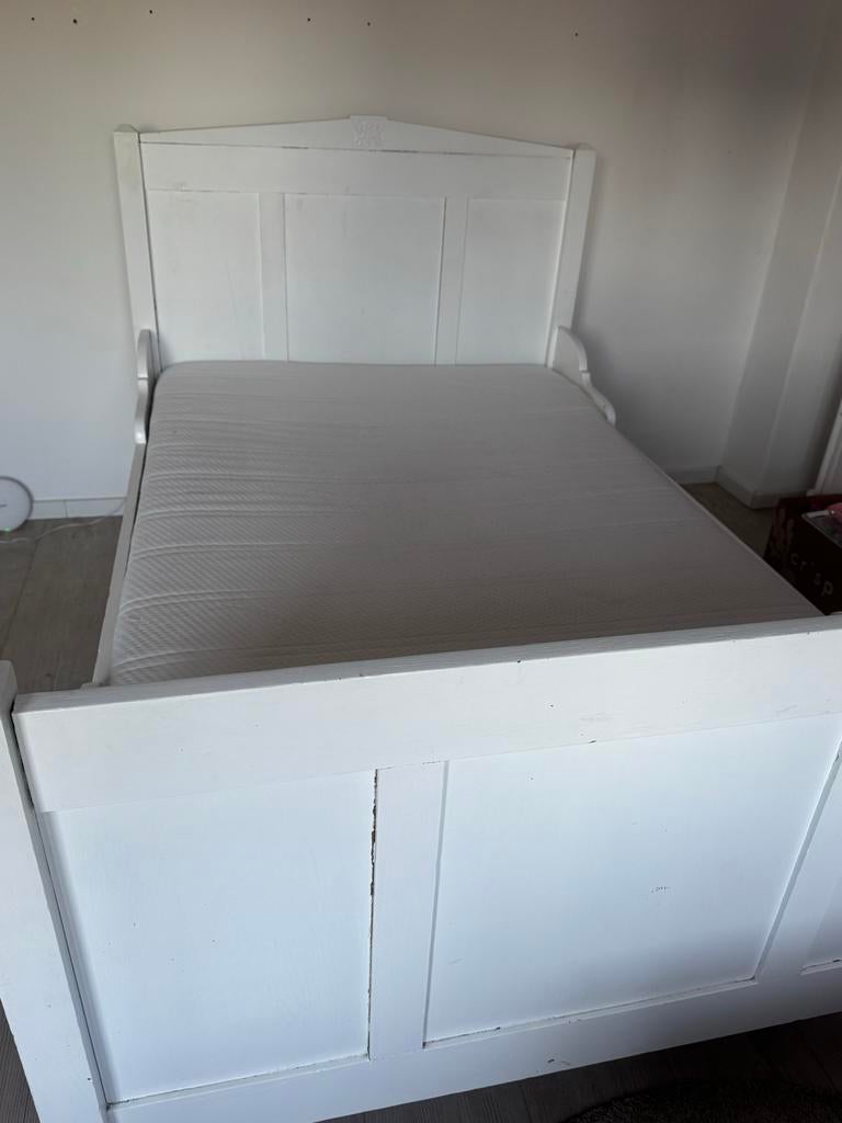 Wit geverfd bed met matras en zachte topper (120x190), Ophalen, Gebruikt, Wit, 190 cm of minder