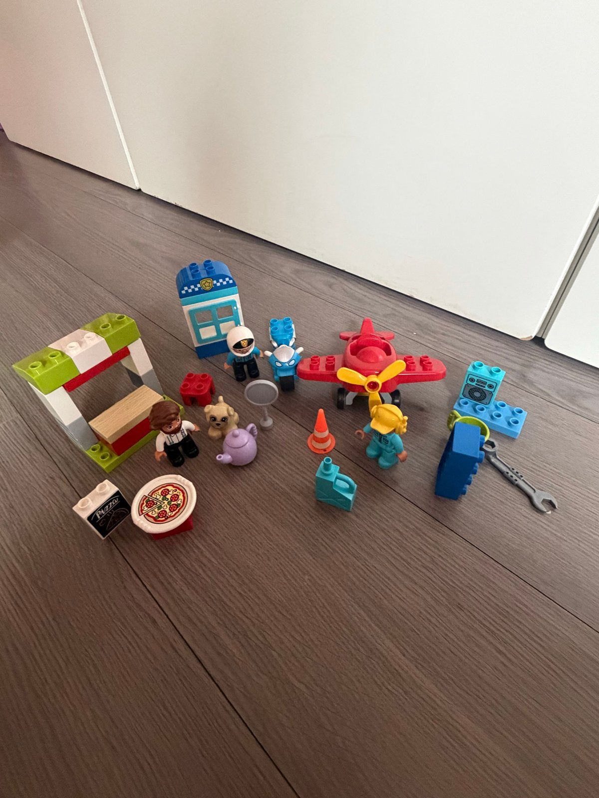 Duplo set met vliegtuig, figuren en accessoires, Kinderen en Baby's, Ophalen of Verzenden, Gebruikt, Complete set, Duplo