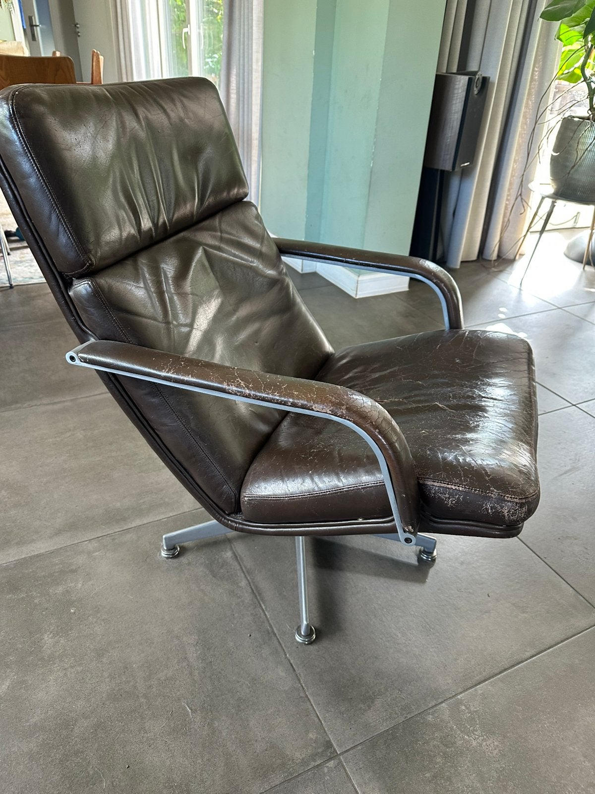 Artifortf F143 koffie bruine lederen draai stoel, Huis en Inrichting, Ophalen, 100 tot 125 cm, Leer, 50 tot 75 cm