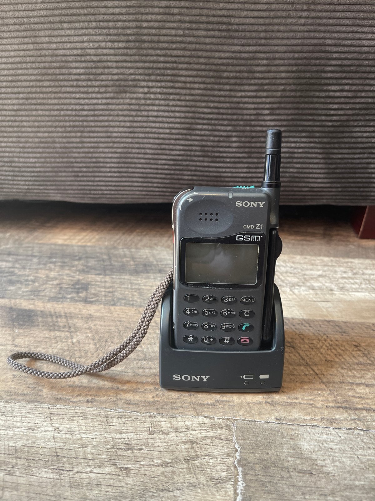Vintage Sony CMD-Z1 GSM Telefoon met Oplaadstation, Telecommunicatie, Mobiele telefoons | Sony, Ophalen, Gebruikt, Geen camera
