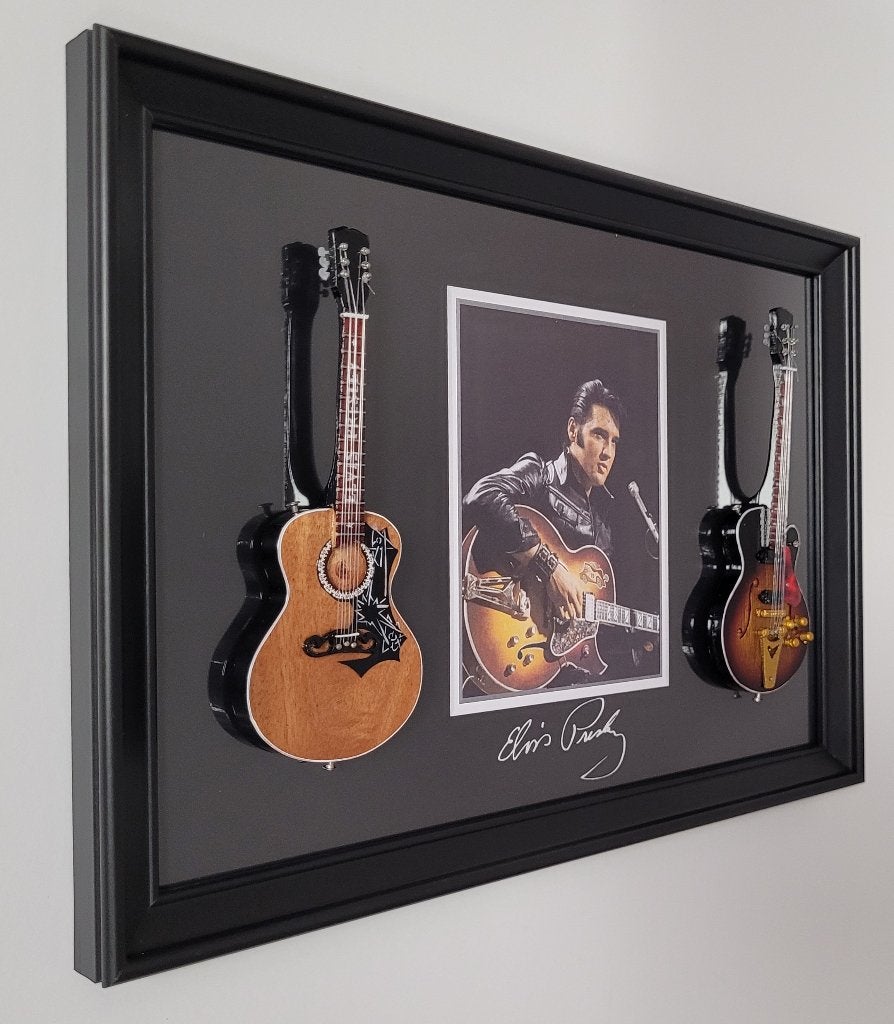 Elvis Presley 2 miniatuur gitaren op lijst wanddeco deco, Info@deconoord.nl, Deco Noord, Nieuw, Ophalen of Verzenden