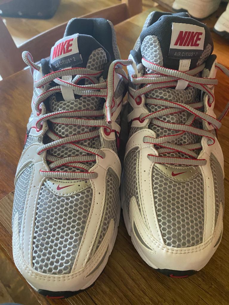 Aangeboden, Paar nieuwe Nike running schoenen, Sport en Fitness, Loopsport en Atletiek, Ophalen of Verzenden, Zo goed als nieuw
