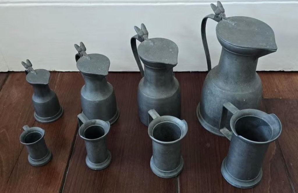 Set van 4 tinnen kannen en 4 tinnen bekers, diverse maten, Antiek en Kunst, Antiek | Tin, Ophalen of Verzenden