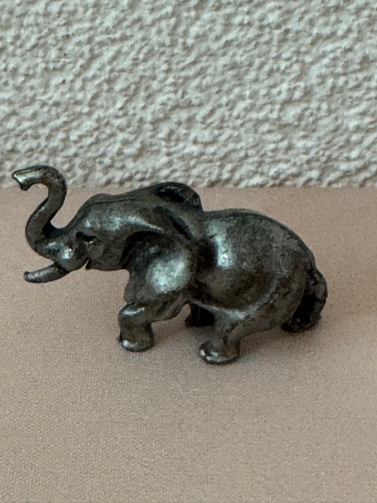 Vintage miniatuur olifantje van metaal - tinnen beeldje, Ophalen of Verzenden, Zo goed als nieuw, Dier