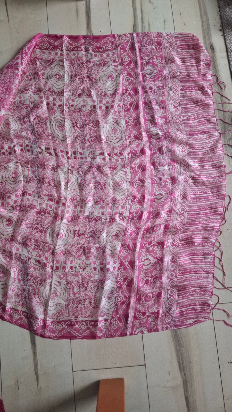 100% Zijden Stola - Roze met Wit Patroon, Kleding | Dames, Mutsen, Sjaals en Handschoenen, Ophalen of Verzenden, Nieuw, Maat 46/48 (XL) of groter