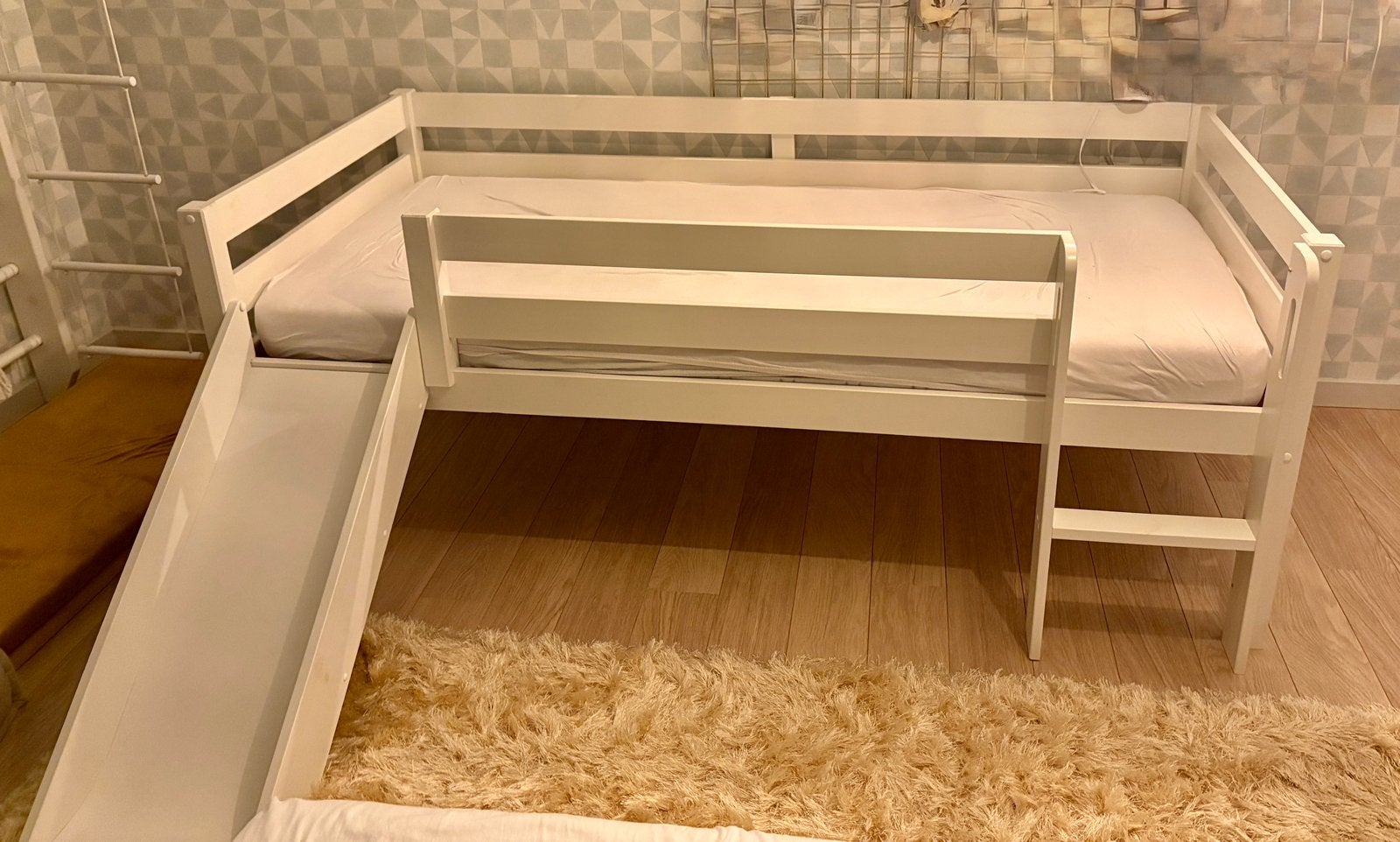 Wit kinderbed met glijbaan en lattenbodem, Ophalen, 85 tot 100 cm, Gebruikt, Lattenbodem