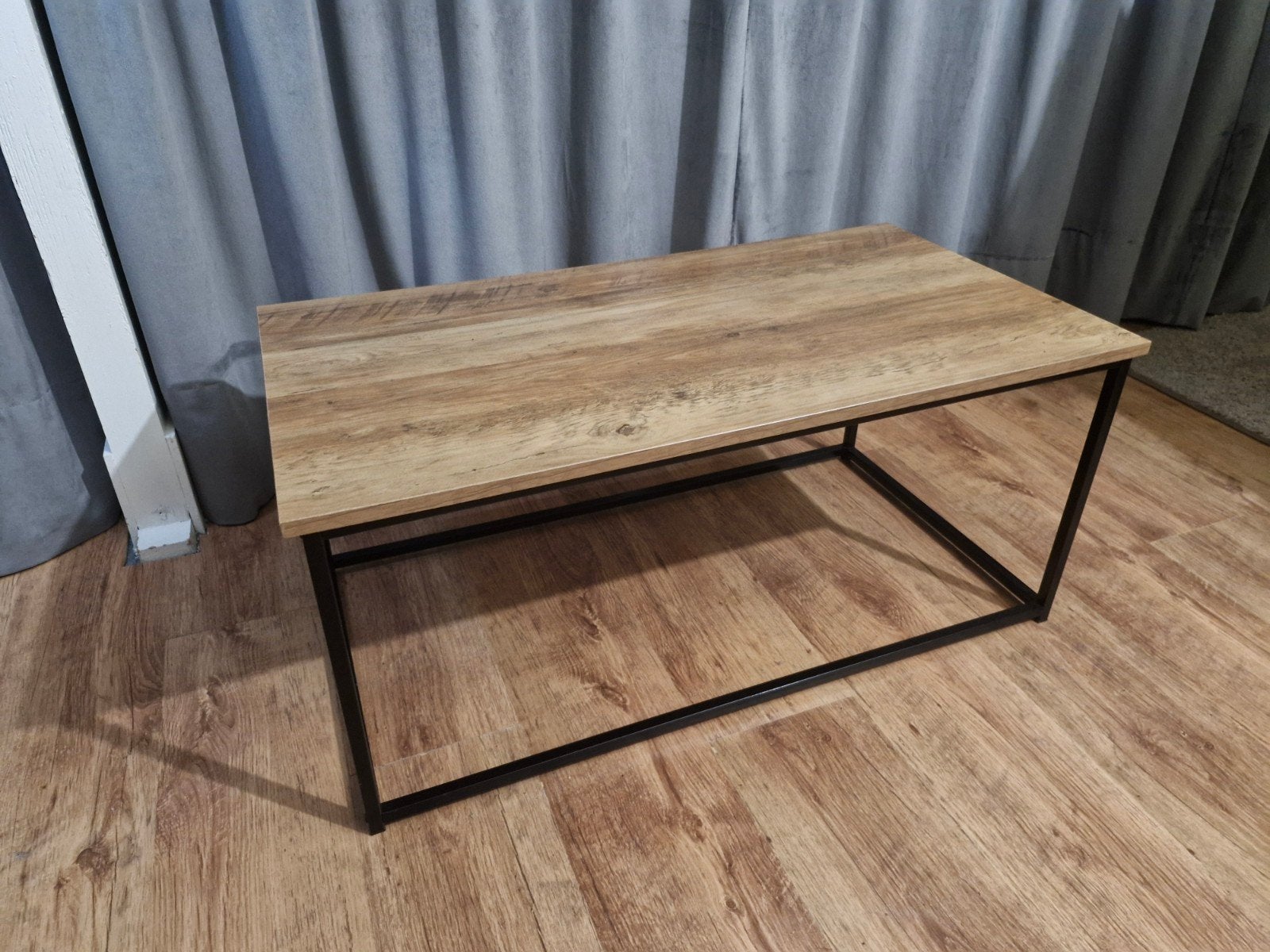 Salontafel met houtlook blad en metalen onderstel, 100 tot 150 cm, Modern, Industrieel, 50 tot 100 cm, Zo goed als nieuw