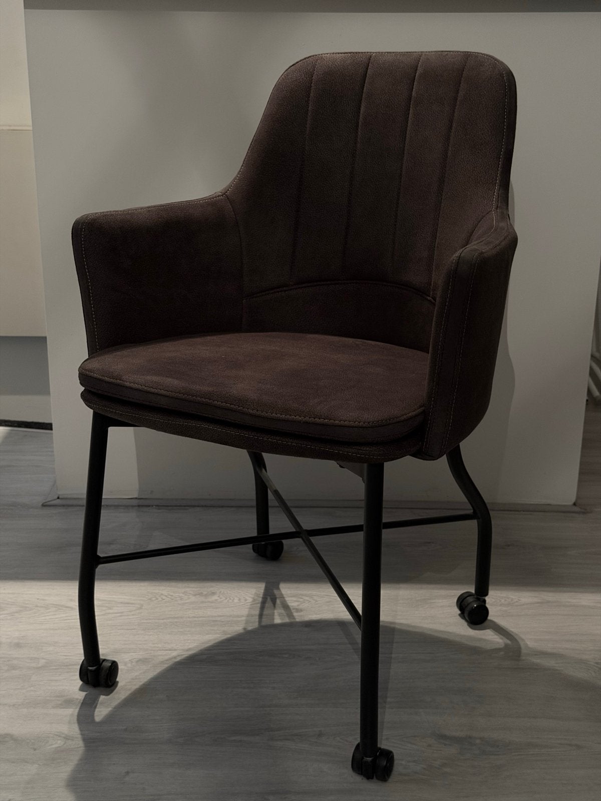 4 eetkamerstoelen op wielen, microvezel, zo goed als nieuw, Huis en Inrichting, Stoelen, Ophalen, Bruin, Zo goed als nieuw, Vier