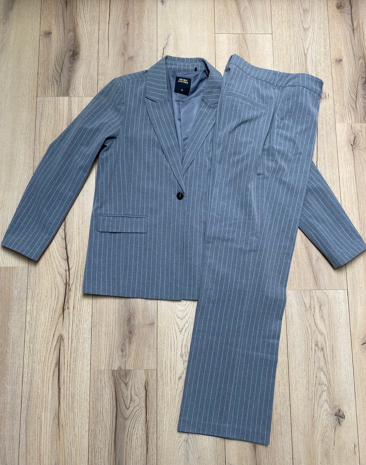 Grijze suit met witte krijtstreep, Ophalen of Verzenden, Zo goed als nieuw, Grijs