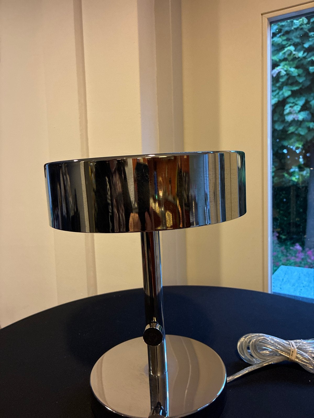 Moderne chroom tafellamp - Stijlvol en functioneel, Huis en Inrichting, Lampen | Tafellampen, Ophalen, Zo goed als nieuw, Metaal