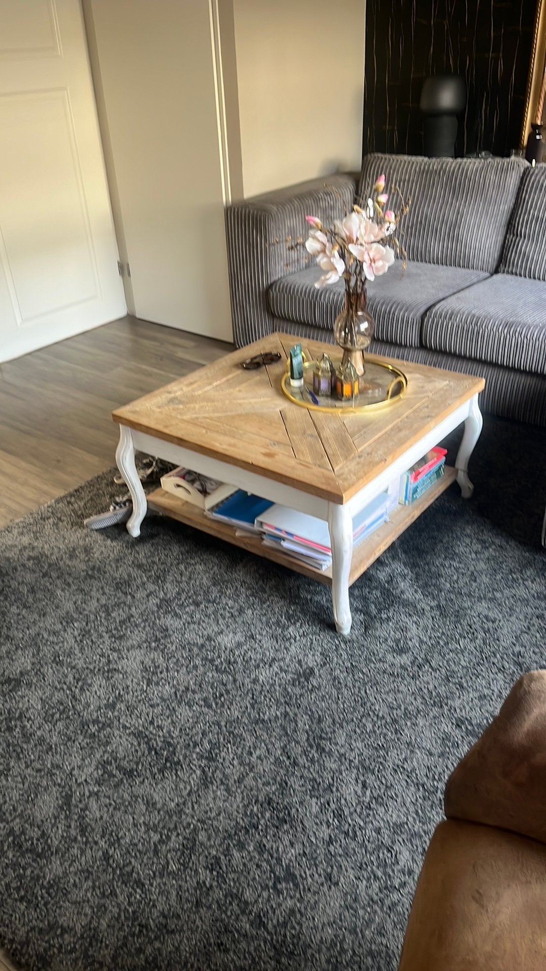 Salontafel met houten blad en sierlijke poten, Huis en Inrichting, Tafels | Salontafels, Ophalen, Gebruikt, Vierkant, 50 tot 100 cm