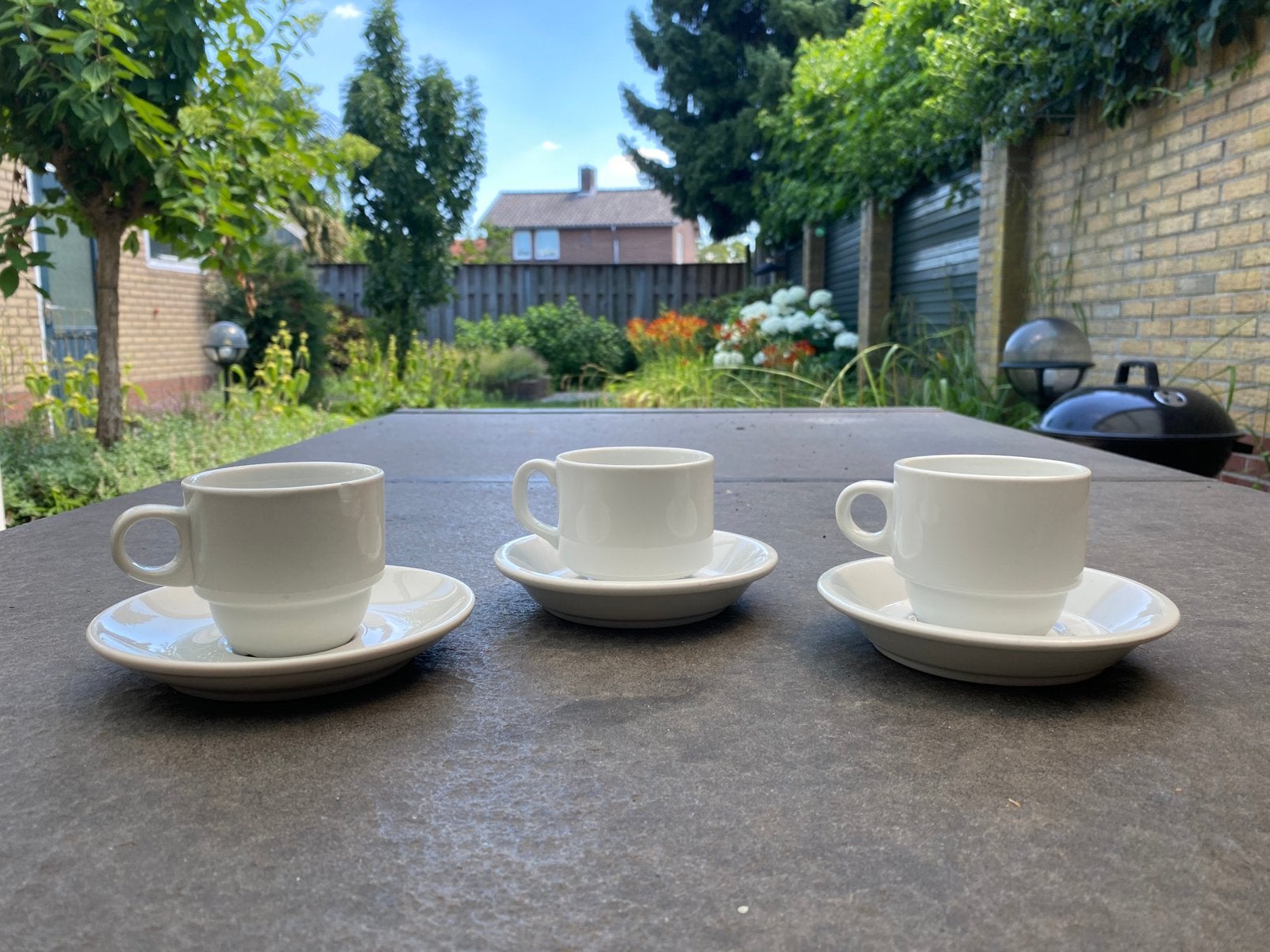 Koffie mokjes met bijbehoorende koffie bordjes, Ophalen