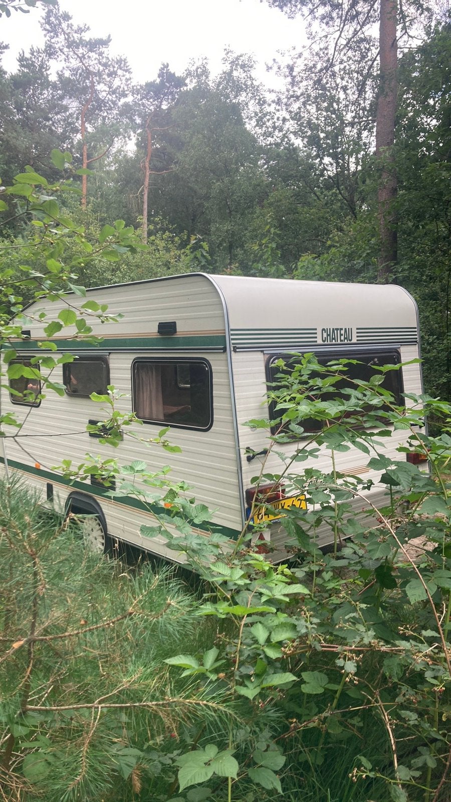 Leuke retro caravan Chateau, wit met  groen/ beige strepen., Chateau, Rondzit, Particulier, 500 - 750 kg