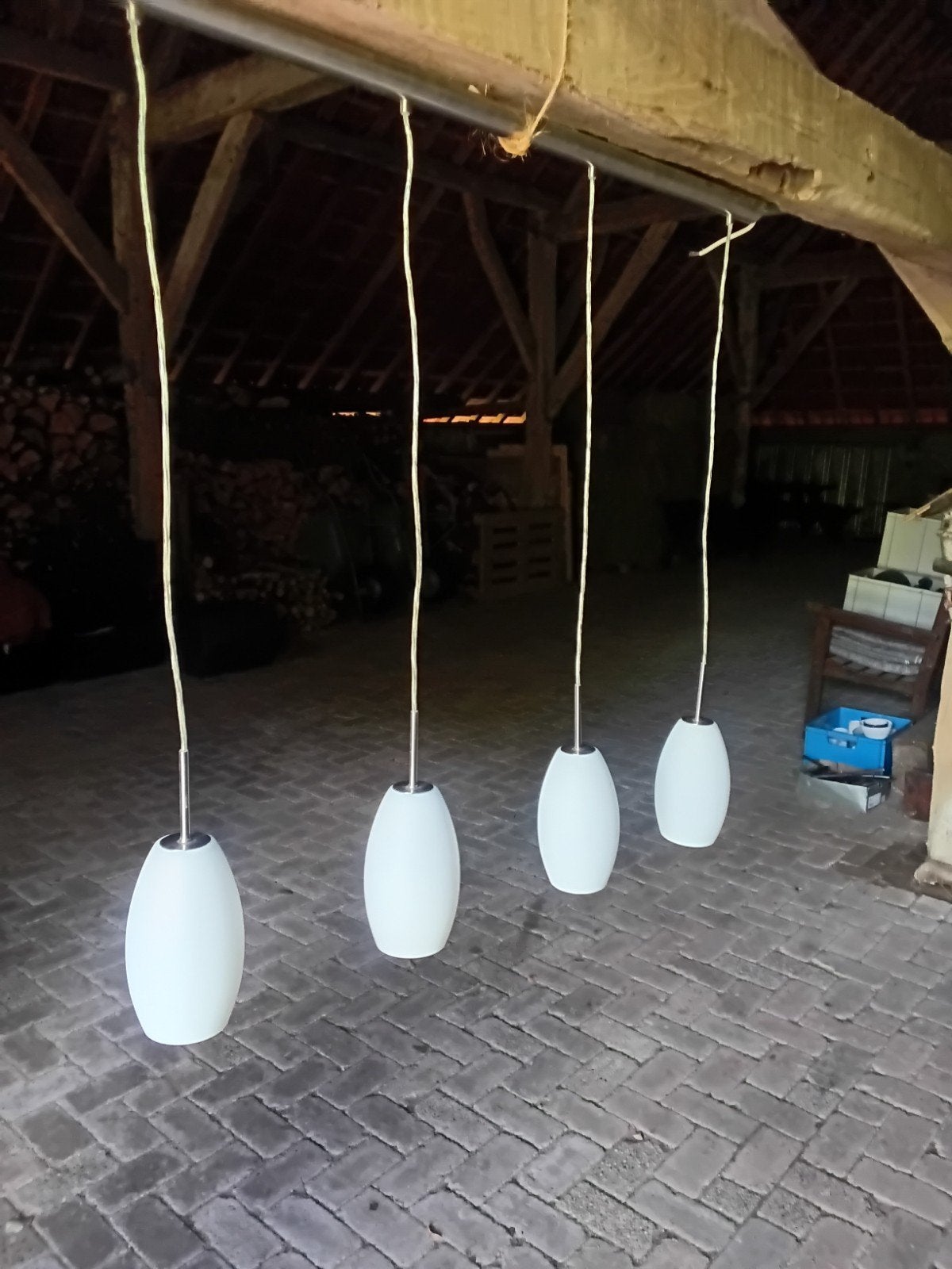 Moderne hanglamp met 4 melkglazen kappen., Ophalen, Gebruikt, E27 (groot), Glas