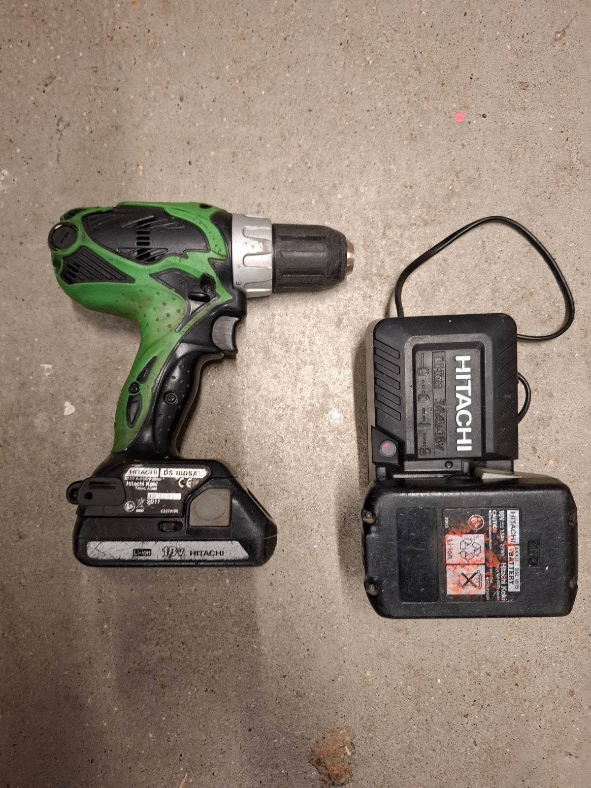 Hitachi Hikoki accuboormachine 18V met 2 accu's en lader, Doe-het-zelf en Verbouw, Ophalen of Verzenden, Gebruikt, Boor- en Schroefmachine